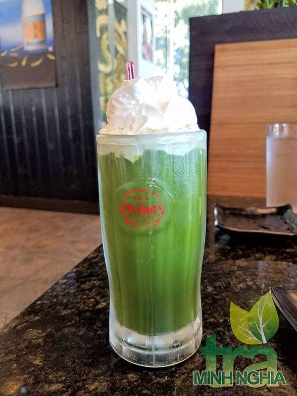 Cà phê matcha ủ lạnh nitro bên trên có kem tươi