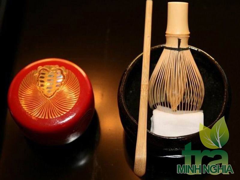 Một bộ ba món để làm matcha, gồm chổi khuấy, bát và thìa xúc trà