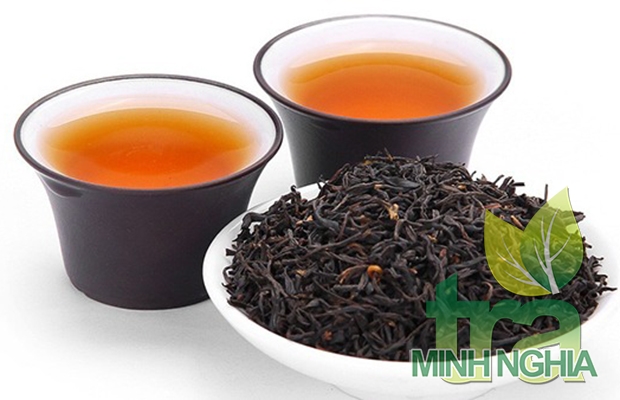 hình ảnh cọng trà và màu nước pha của Hồng Trà