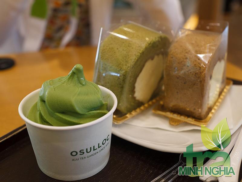 Kem matcha cùng với bánh cuộn 