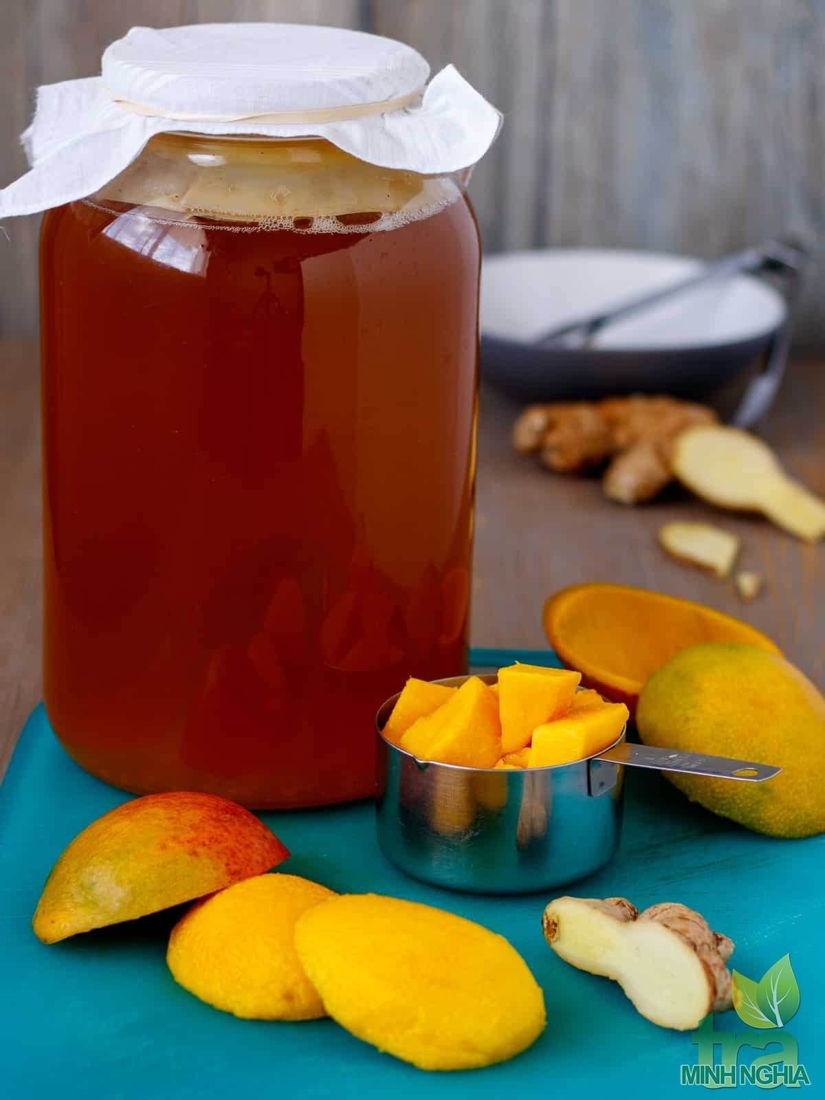 Kombucha sẵn sàng để lên men lần 2 tạo vị và ga