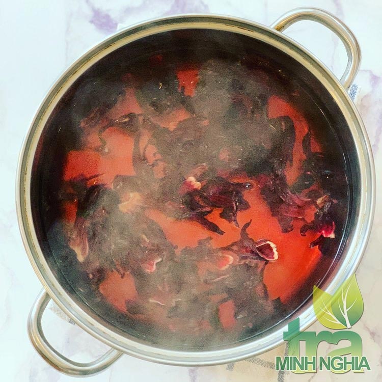 đung hoa dâm bụt để pha trà Kombucha