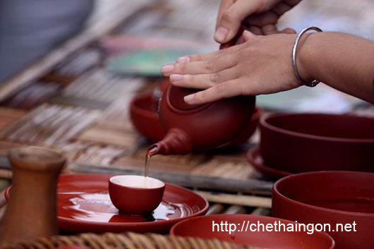 Trình diễn pha trà và mời trà tại Festival Trà Thái Nguyên