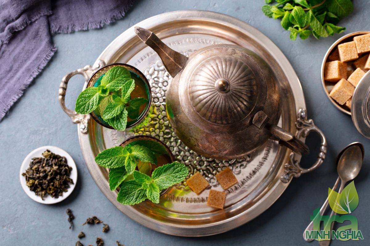 Thưởng thức trà bạc hà tự trồng