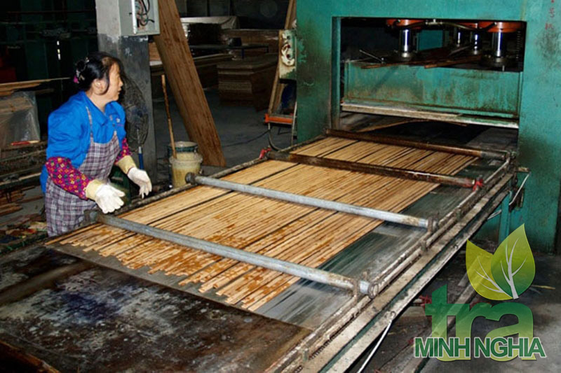 Các mảnh tre được đem đi ép để tạo độ thẳng và phẳng