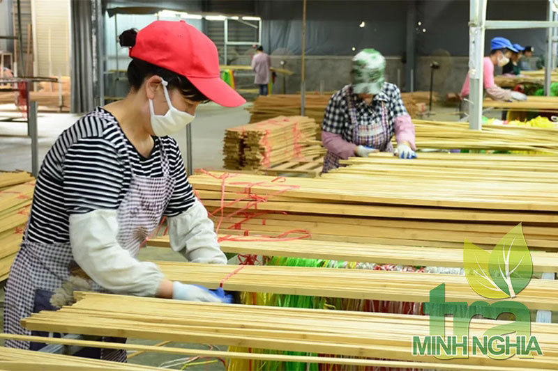 Kiểm tra chất lượng thanh gỗ tre thành phẩm sau quá trình sản xuất