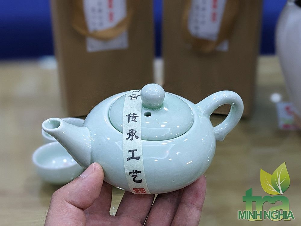 hình ảnh ấm trà trong bộ ấm chén cá men ngọc
