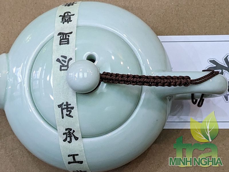 Nắp ấm được buộc dây để khôn bị rơi