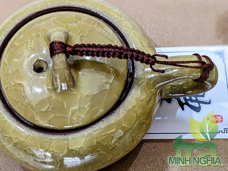 Nắp ấm được buộc dây để khôn bị rơi