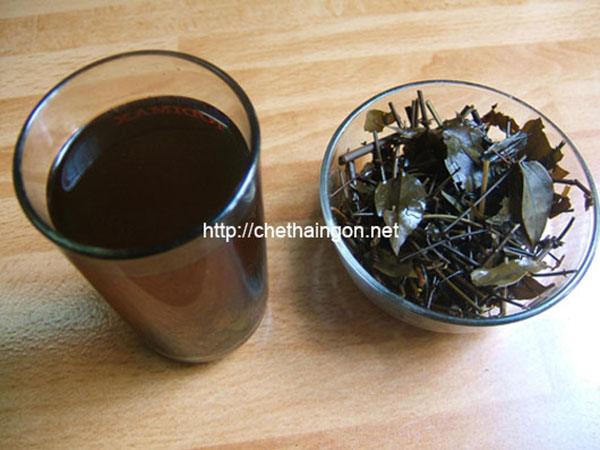 Nước chè vằng sau khi đun với nước sôi