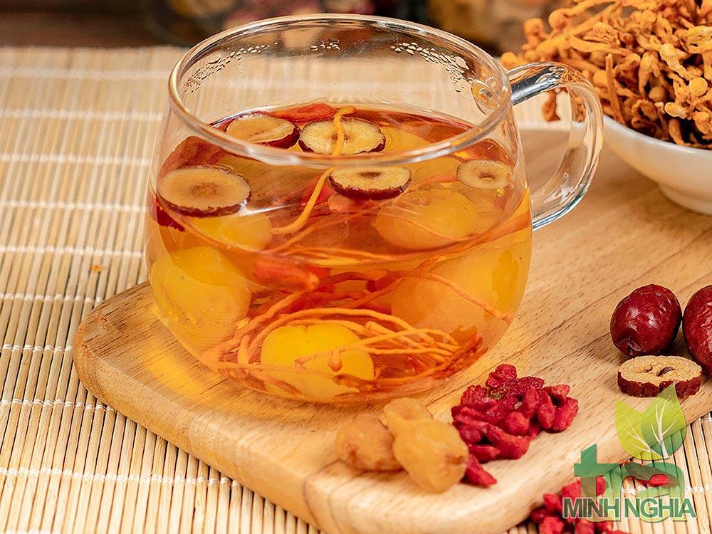 Thưởng thức trà đông trùng tứ vị