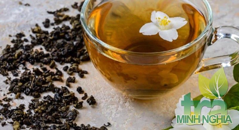 Thưởng thức ly trà hoa nhài