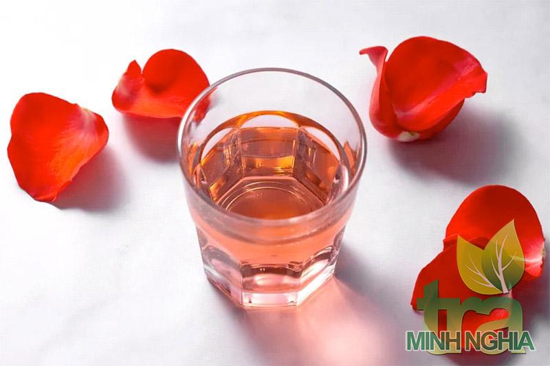 Nước hoa hồng là gì và nước hoa hồng sử dụng để làm gì?