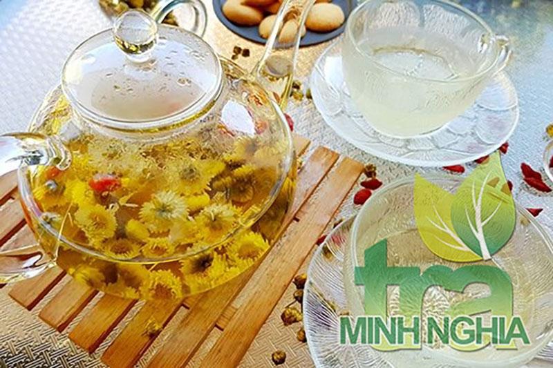 Sử dụng trà hoa cúc giúp ngủ ngon giấc