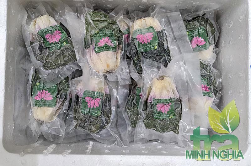 hỗ trợ khách hàng đóng hộp bảo quản trà sen
