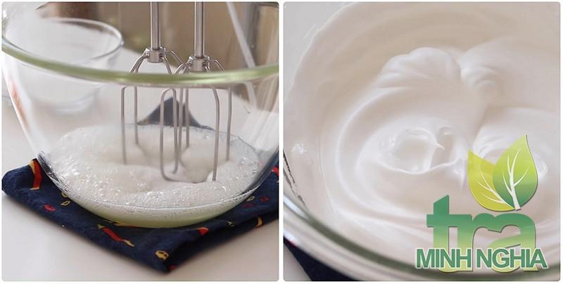 đánh lòng trắng trứng để làm bán Tiramisu trà xanh
