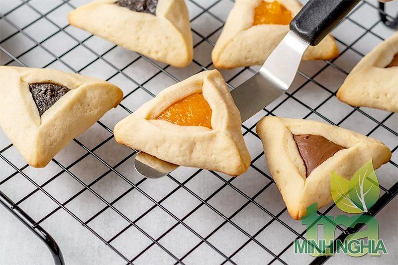Dùng thìa mỏng để lấy bánh ra