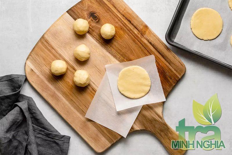 Làm bẹt miếng bột