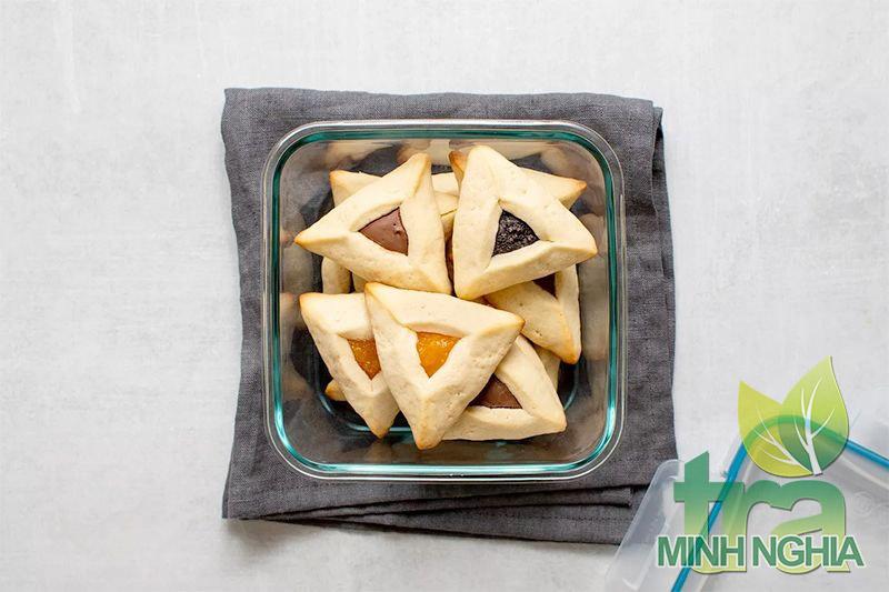 bảo quản bánh trong hộp kín và tủ lạnh