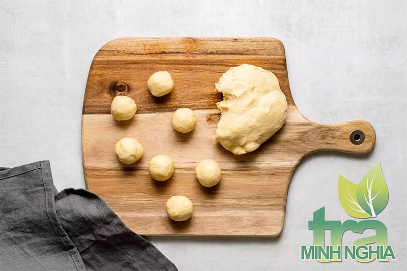 Chia bột thành các miếng nhỏ