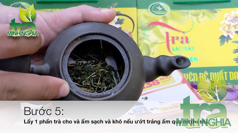 hướng dẫn cách lấy và pha trà ướp bông sen bước 5