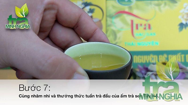 hướng dẫn cách lấy và pha trà ướp bông sen bước 7