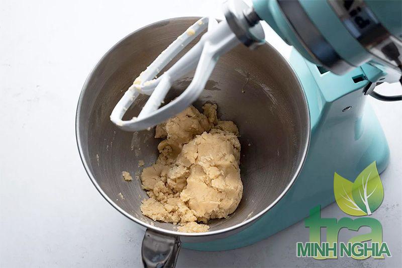 nhào bột và làm bánh trung thu bước 2