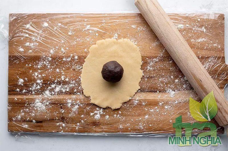 nhào bột và làm bánh trung thu bước 6
