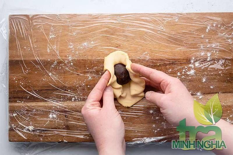 nhào bột và làm bánh trung thu bước 7