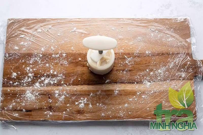 nhào bột và làm bánh trung thu bước 8