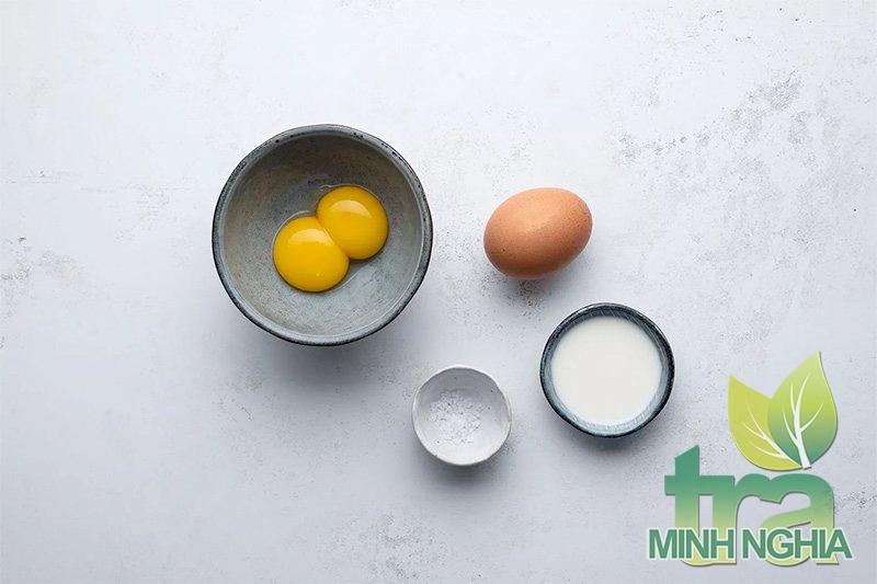 làm nước trứng để phết lên vỏ bánh bước 1