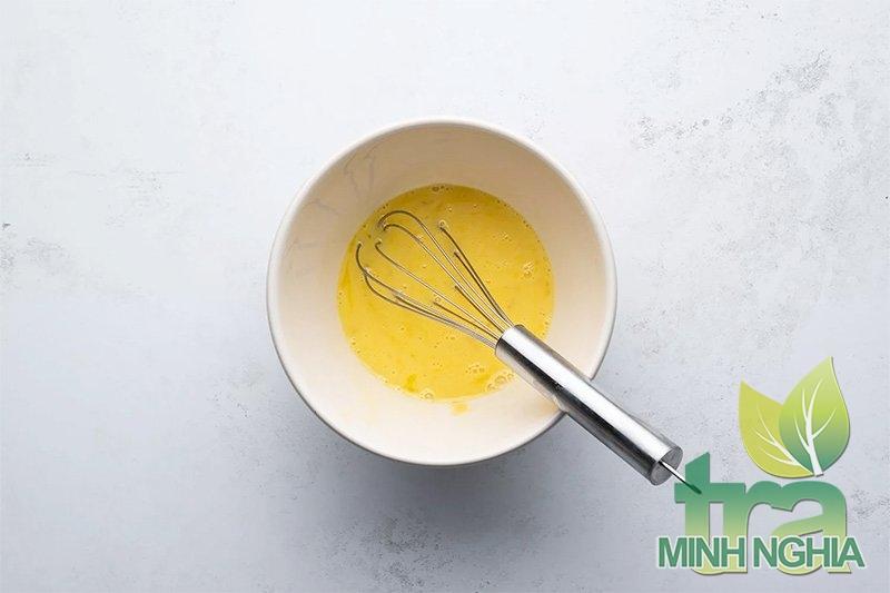 làm nước trứng để phết lên vỏ bánh bước 2