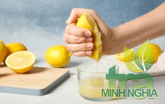 Nước cốt chanh tươi được sử dụng phổ biến trong công thức nấu ăn