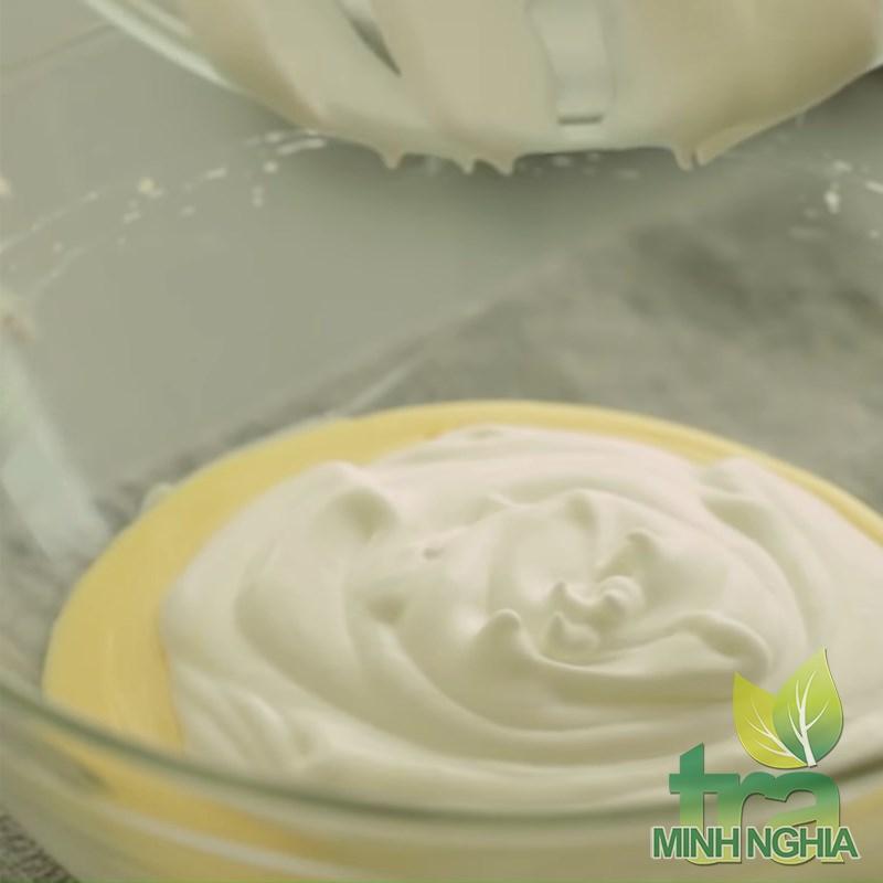 trộn kem sữa để làm bánh tiramisu trà xanh bằng lady fingers