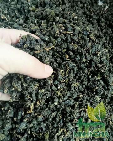 Trà OoLong Kim Tuyên có dạng hình viên trong to sẫm màu