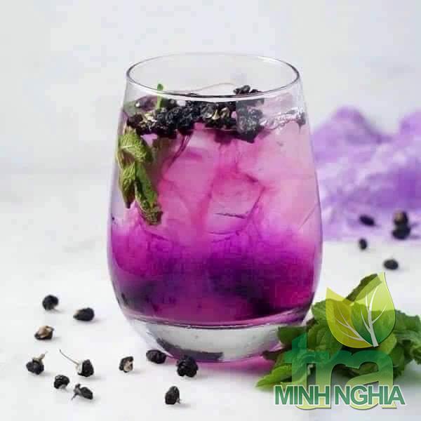 Nước pha hắc kỷ tử có màu hồng
