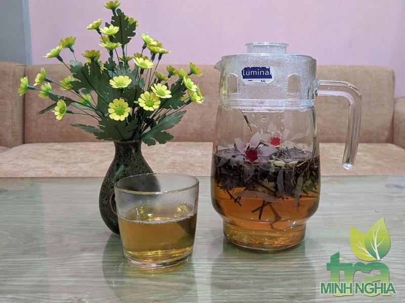 Nước pha trà sơn mật có màu vàng sẫm