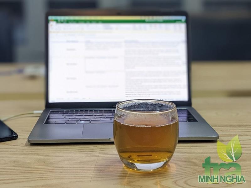 Nước pha trà sơn mật hồng sâm có màu vàng sẫm