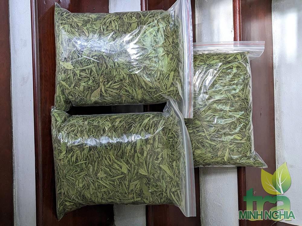 Lá cỏ ngọt được chọn lọc và đóng vào túi zip dễ bảo quản và sử dụng